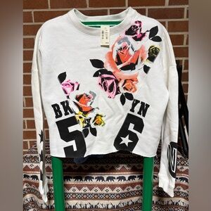 NWT Aeropostale Sweatshirt White Floral Graphic Size Medium Long Sleeve Cropped